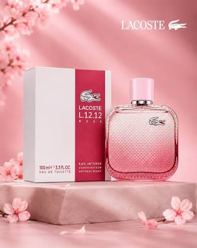 Lacoste L.12.12 Rose Sparkling. Fresco, femenino y vibrante. Una fragancia  chispeante con notas frutales y un corazón floral delicado que envuelve con  suavidad y elegancia. Brillá con naturalidad.