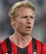 In den minuten, in denen christian eriksens lebensgefährtin um dessen leben bangte, spendeten ihr die . Simon Kjaer Ac Mailand Serie A 2021 22 Spielerprofil Kicker