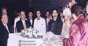 Bir başke gece programında hıncal uluç'un trabzonsporlu ünal karaman ve hami mandıralı ile röportajı (1990). Unal Karaman Dugunu Basbug Alparslan Turkes Alparslanturkes Dugun Komik Goruntuler Komik