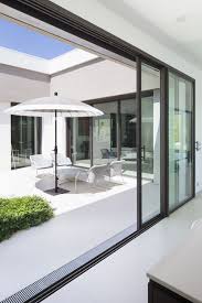Villa Sainte Victoire France Menuiseries Noir En Aluminium Kawneer Photo C Kawneer Xavier Boymond Maison Contemporaine Maison Maison Moderne