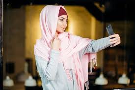 Tips perawatan rambut perempuan berhijab dan penyebab masalah rambut yang rentan dihadapi perempuan dengan lantaran tertutup rapat, jangan disangka rambut perempuan berhijab tidak butuh perawatan. Gambar Wanita Berhijab Dari Samping Literatur