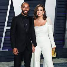 The supermodel revealed her pregnancy on instagram on tuesday along with a heartfelt caption. Ekp4muhg Qnwem