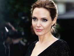 In lupta anti cancer, Angelina Jolie si-a extirpat si ovarele