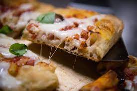 La pizza in teglia romana necessita di una curata e corretta lavorazione dell'impasto, facendo quindi molta attenzione alla maturazione della pasta che le farine utilizzate per la teglia romana devono essere di buona forza (w alto) per supportare appunto le lunghe maturazioni e le altissime idratazioni. Pizza Alla Romana Perfetta Pala O Teglia Con La Miscela Ad Alta Idratazione
