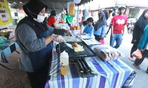 Kemudian, setiap kumpulan perlu memilih seorang wakil untuk melakonkan adegan. Peniaga Bazar Ramadan Tanpa Permit Kad Kesihatan