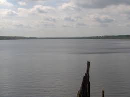 Jeho hráz je dlouhá 2430 m, až 10 m vysoká a u paty 55 m široká. Rozmberk Pond Wikipedia