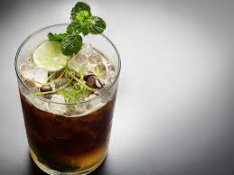 Partiamo alla scoperta della ricetta del mojito, il celebre cocktail alcolico originario di cuba, uno dei più famosi e amati al mondo. Espresso Mojito La Tazza D Oro
