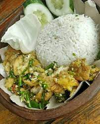 Mulai dari makanan khas lumpia, nasi ayam, gudeg, nasi goreng babat, bakmi jawa, jajanan tradisional kaki lima, seafood, hingga hidangan modern restoran kekinian, ada semua di sini. Nasi Dan Lauk Makan Malam Steemit