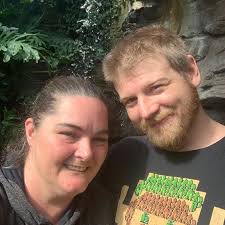 Hey guys my air con has died... Any idea what could be the issue? The  compressor is not kicking in and I can turn it by hand 😕 was driving at the