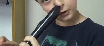 Piosenka dla mamy na taniomanii. Chlopiec Beatboxuje Jednoczesnie Grajac Nosem Na Flecie Eska Pl