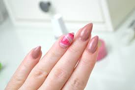 Zuerst solltet ihr eure nägel weiß lackieren oder alternativ mit der hellsten farbe, die ihr für das water marble verwenden möchtet. Water Marble Nails Tutorial Parfumerie Pieper