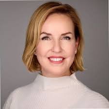 Lisa Bechard's Instagram, Twitter & Facebook