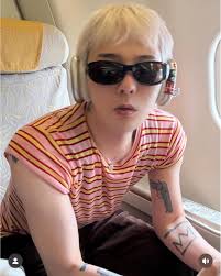 G-DRAGON's fan distracted by gun show