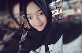 Cewek cantik berkerudung baju ketat, cewek cantik dengan busana islami, cewek cantik natural ala hijabers, cewek berhijab sangat mempesona tambahan lagi jika sopan bertudung … nah, foto lucu banget ini mimin sajikan khusus buat kamu yang ingin ngegombalin cewek. Cewek2 Cantik Berhijab Gambar Cewek Buat Quotes