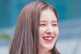 Yeet, have you seen nancy today? 10 Potret Senyum Manis Khas Nancy Momoland Memesona