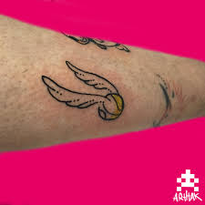 Boucles doreilles vif dor dune longueur de 3,7 cm, composées dune petite perle à facettes en cristal doré, ainsi que de deux petites ailes en métal argenté. Le Vif D Or Harry Potter Arthak Studio Pixel Tatouage Grenoble