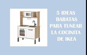 La cocina está vinculada al salón pero dividida con un tabique a media altura de obra que se remató con madera similar a la de la encimera. 5 Ideas Baratas Para Tunear La Cocinita De Ikea Baf