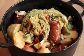 Recette Chou Vert Braise Aux Saucisses La Cuisine Familiale Un Plat Une Recette Recette Recette Chou Vert Recette Chou Recettes De Cuisine