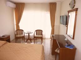 Acesta dispune de 120 camere duble dintre care 75 camere duble cu pat matrimonial si 38 camere cu 2 paturi si 7 camere cu pat matrimonial la etajul 7 si 6. Unita Turism Hotel Comandor Mamaia