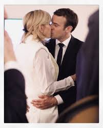 Les premières images et les coulisses révélées en en toute intimité. L Image Contient Peut Etre Une Personne Ou Plus Mariage Costume Et Interieur