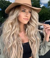 Questo soprattutto quando si ha una base scura, tipo castana o nera, grazie ai riflessi si ha subito un effetto caldo e naturale che stupisce tutte le donne e anche il pubblico dei maschietti. Balayage Capelli Biondi 2020 Chiaro Scuro O Platino E Il Colore Dell Estate