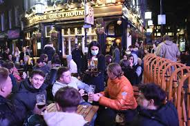 Premierminister johnson muss dies nur noch bestätigen. Corona England Briten Feiern Corona Lockerungen Mit Pub Besuchen
