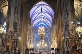Über die idee und die veranstaltungen wird berichtet. 350 000 Besucher Bei Langer Nacht Der Kirchen