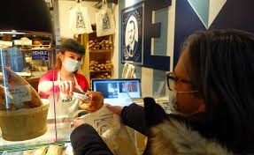 Ces paniers permettront de sauver des produits de marques partenaires, qui seraient sinon perdus ou jetés à cause d'erreurs d'étiquetage ou de palettes égarées qui peuvent faire sortir ces produits du circuit classique de distribution. Poitiers L Application Too Good To Go Fait Des Adeptes Home