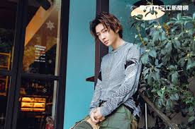 炎亞綸( aaron yan )【 共收藏 19 張專輯， 62 首歌 】 本名 吳庚霖 英文名 aaron yan (官方) 英文名 arron wu (本名) 暱稱 亞綸、阿布、炎右邊、阿一 國籍 中華民國 出生 1985年11月20日 教育程度 景文科技大學應用英文系 是台灣男子演唱團體飛輪海最年輕的成員。 ç¨ è·¨å¹´ç¨å®ˆç©ºæˆ¿ ç‚Žäºžç¶¸æ›æ²'äººå‚³è¨Šç¥ç¦æª¢è¨ŽåŽŸå› è¶…è‡ªè²¬ å¨›æ¨‚æ˜Ÿèž