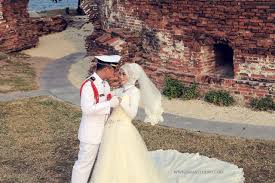 Sebelum perayaan pernikahan foto prewedding dan foto pertunangan, foto adat sebelum pernikahan, dan lain sebagainya. Kumpulan Foto Prewedding Dengan Pria Berseragam Gagah Di Barisan Mesra Bareng Pasangan