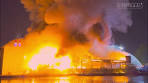Video Zeer grote brand verwoest autobedrijf Alphen aan den Rijn - YouTube