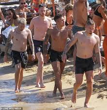 In 2006 he opened his first shop, ben around tattoos. Footballers Ben White And Kalvin Phillips Showcase Their Washboard Abs In Mykonos Aktuelle Boulevard Nachrichten Und Fotogalerien Zu Stars Sternchen