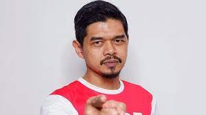 Ia juga mantan pemain sepak bola indonesia yang bermain untuk persija jakarta di liga 1 dan tim nasional sepak bola indonesia. Bambang Pamungkas Being Sued For Admission Of A Child Who Was Born Not From His Wife