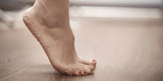 Ketika kamu merasa nyeri di tumit atau telapak kaki ini, maka rasa sakit yang kamu alami itu dikenal dengan nama plantar fascitis. 4 Cara Alami Redakan Nyeri Tumit Dream Co Id