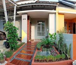 Rumah tampak atas dengan 3 kamar tidur, 2 kamar mandi, beserta ruang tamu, ruang keluarga bagian kiri rumah lengkap dengan teras depan dan belakang. Mungil Tapi Cantik Desain 25 Taman Minimalis Di Teras Depan Rumah Yang Sederhana