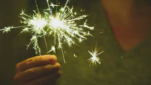 Feuerwerkskörper können grundsätzlich das ganze jahr bei einem berechtigten verkäufer bezogen werden. Silvester Corona Was Ist Erlaubt An Silvester In Bayern Bayern 1 Radio Br De