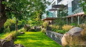 Modernes Haus Mit Garten Aus Rasen Und Steinen Gartengestaltung Landschaftsbau Steingarten Design