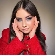 Я самозанятая в Берлине. 15 лет опыта как главного художника- постановщика  в Кино и Тв, более 20 лет в дизайне, декоратор интерьера, фотозон, витрин.  Умею не за все деньги мира делать пространство