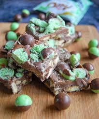 Similar to the classic mars bar traybake, this traybake uses snickers bars to help bind together the ingredients and add some extra peanut flavor. No Bake Mint Aero Traybake Something Sweet Something Savoury