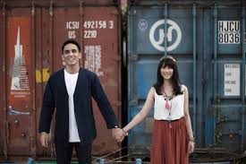 An Artsy Pre Wedding Shoot With A Hint Of Street Style 003 Foto Perkawinan Pose Fotografi Fotografi Pengantin
