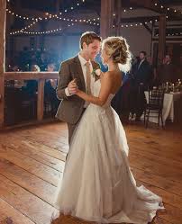 Su boda merece tener canciones que, como sus pensamientos de amor , lleguen directo al corazón y por qué no, al ritmo de banda. Vals Para Boda 100 Canciones Recomendadas Sonidoboom Com