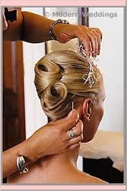 La banana è ricca di vitamine, oli naturali e acqua, elementi che la rendono capace di restituire umidità ai capelli, rendendoli visibilmente morbidi e . 17 Idee Su Banana Base Acconciature Capelli Acconciature Facili