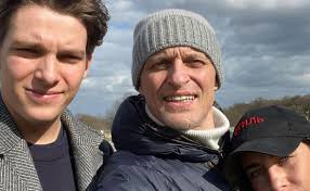 Российский предприниматель олег тиньков показал в instagram трейлер фильма об истории своей болезни, который выйдет «первом канале», а после — на всех площадках страны. Tinkov Opublikoval Svoe Foto Vpervye Posle Obyavleniya O Bolezni Biznes Rbk