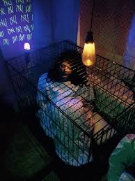 Learn how to decorate to make your house look haunted. 33 Insanely Smart Eerie Haunted House Ideas For Halloween Homesthetics Inspiring Ideas For Your Home