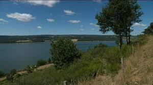 Diverses associations écologistes ont dénoncé la construction de ce barrage (ainsi que de celui de villerest) au profit du parc nucléaire4. Langogne Le Saint Tropez De La Lozere La Promesse Non Tenue Du Lac De Naussac Youtube