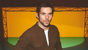 He kicked off his career playing joão vidago in the television series morangos com açúcar. Jorge Corrula Adorava Ser Primeiro Ministro Domingo Correio Da Manha