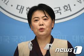 어쨌든 김소연 의원은 보수파들에게는 소신발언가일지도 모르나 정치인으로서는 실언이 있는 편이다. ìœ¤í¬ìˆ™ í•™ë ¥ê²©ì°¨ ì›ì¸ ì „ì¡°êµ ì •ì¹˜êµì‚¬ ì›ìŠ¤íŠ¸ë¼ì´í¬ ì•„ì›ƒì œ ê³µì•½
