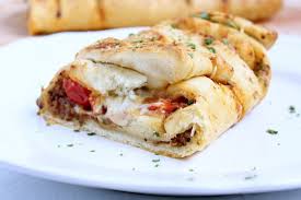 Oder Superleckerer Pizzazopf Mit Einer Herzhaften Bolognese Fullung Ich Sage Euch Sooo Lecker Dieser Tei Rezepte Partyrezepte Fingerfood Stromboli Rezept