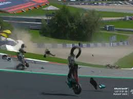 11:21 motogp проведет вторую гонку в португалии в 2021 году|1. Moto Gp Valentino Rossis Beinahe Crash Lasst Motorrad Welt Aufschrecken