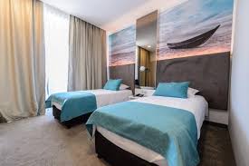 Hotel grand din eforie nord va ofera cazare in 38 camere duble,9 camere triple, 5 apartamente si 2 duplexuri toate dotate cu aer conditionat, baie proprie tratament: Mirage Medspa Hotel Eforie Nord Rezervati Acum